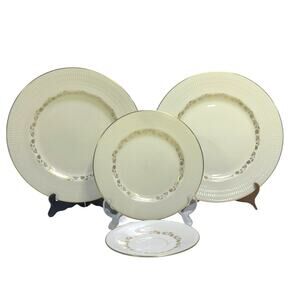 Royal Doulton 'Fairfax' England Retired/2 Dinner Plates/1 Salad Plate/1 Saucer